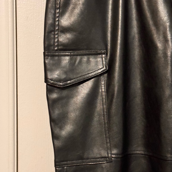 Gap High Rise '90s Loose Vegan Leather Cargo Pants - Picture 4 of 6